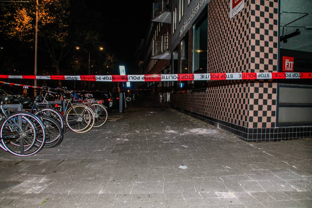 Groot stuk betonnen gevel laat los