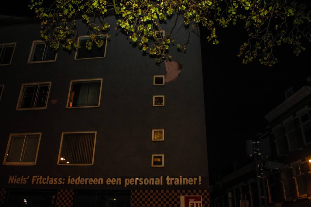 Groot stuk betonnen gevel laat los