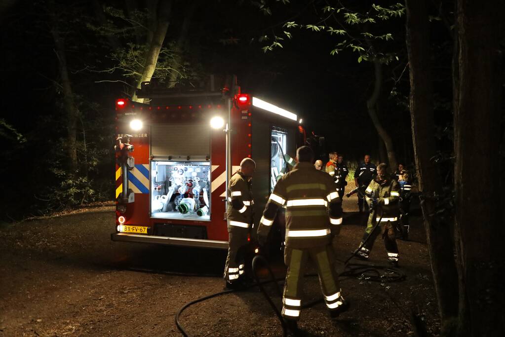 Brandweer blust door jongeren in brand gestoken kampvuur