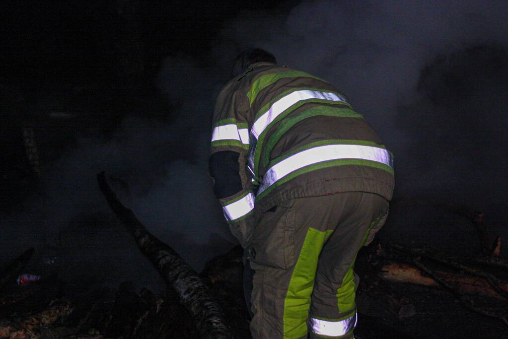Brandweer blust door jongeren in brand gestoken kampvuur