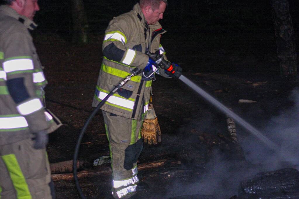 Brandweer blust door jongeren in brand gestoken kampvuur
