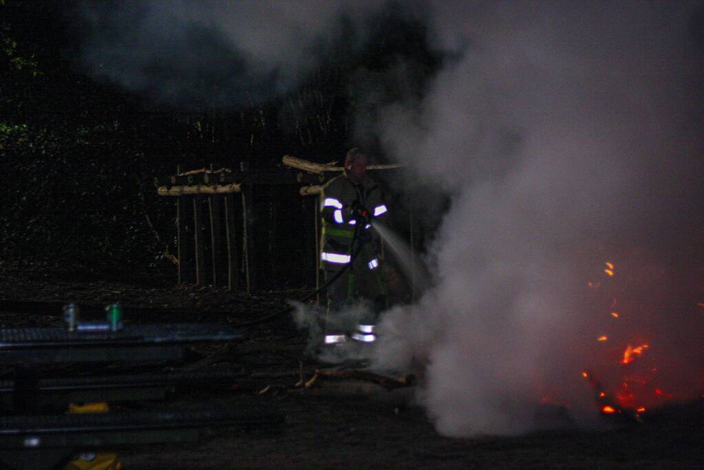 Brandweer blust door jongeren in brand gestoken kampvuur