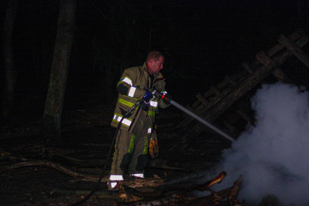 Brandweer blust door jongeren in brand gestoken kampvuur