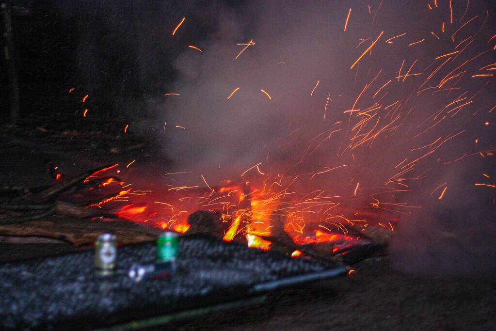Brandweer blust door jongeren in brand gestoken kampvuur