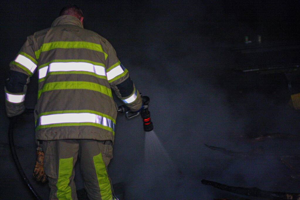 Brandweer blust door jongeren in brand gestoken kampvuur