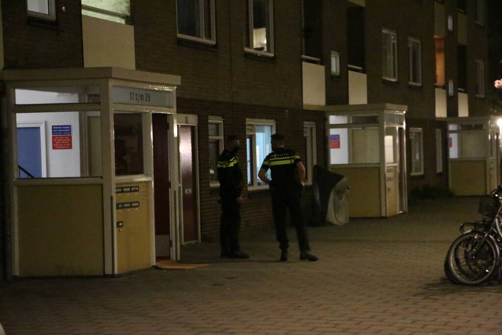 Persoon met verward gedrag uit flat gehaald