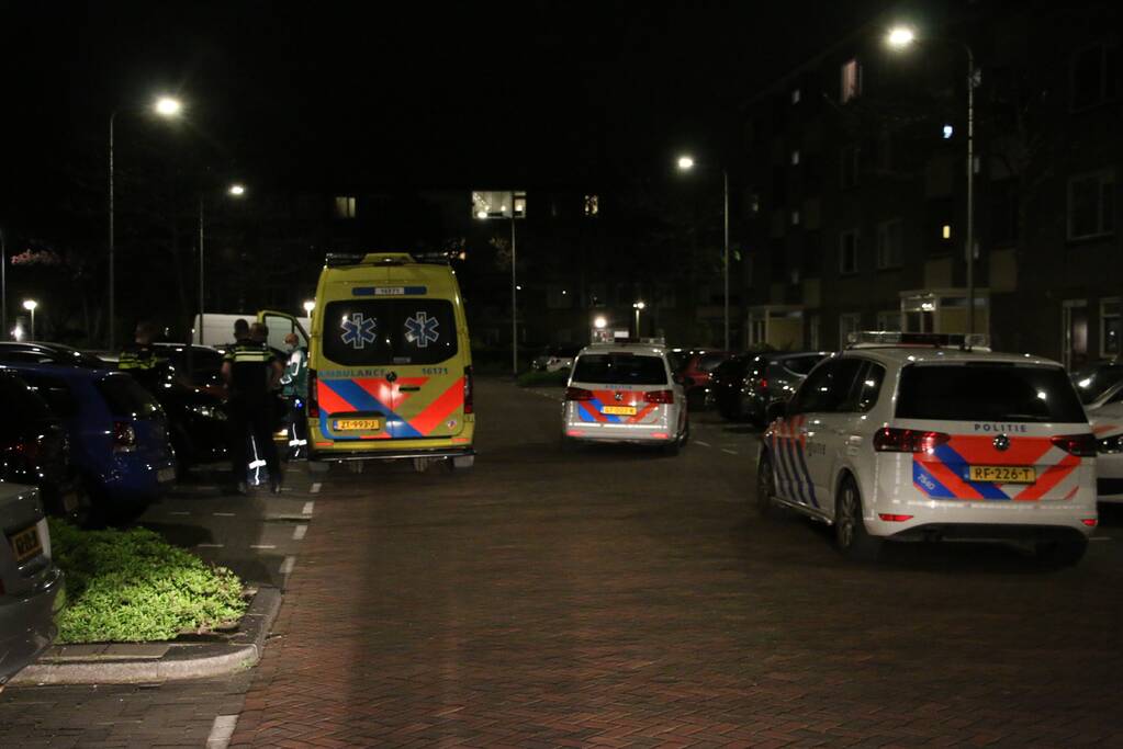 Persoon met verward gedrag uit flat gehaald