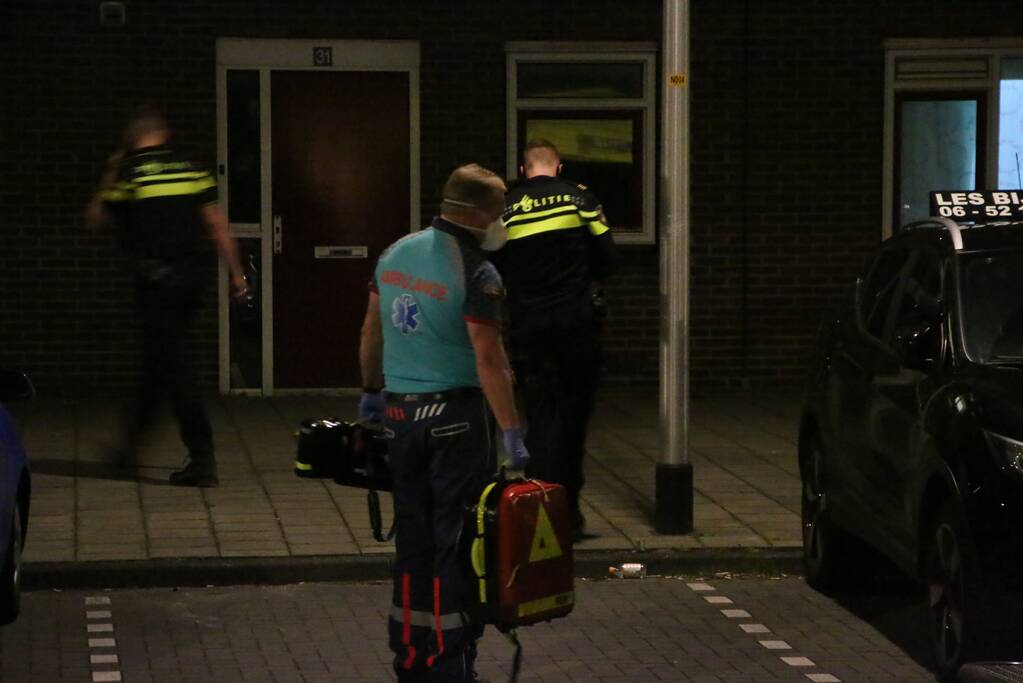 Persoon met verward gedrag uit flat gehaald