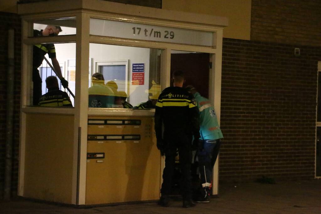 Persoon met verward gedrag uit flat gehaald