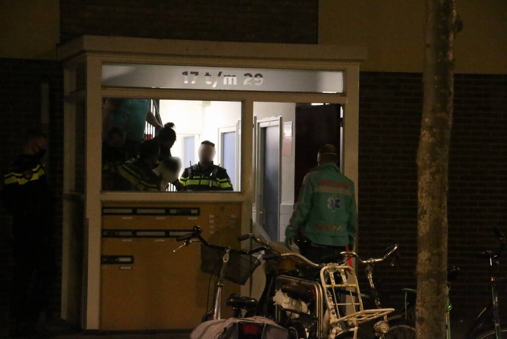 Persoon met verward gedrag uit flat gehaald