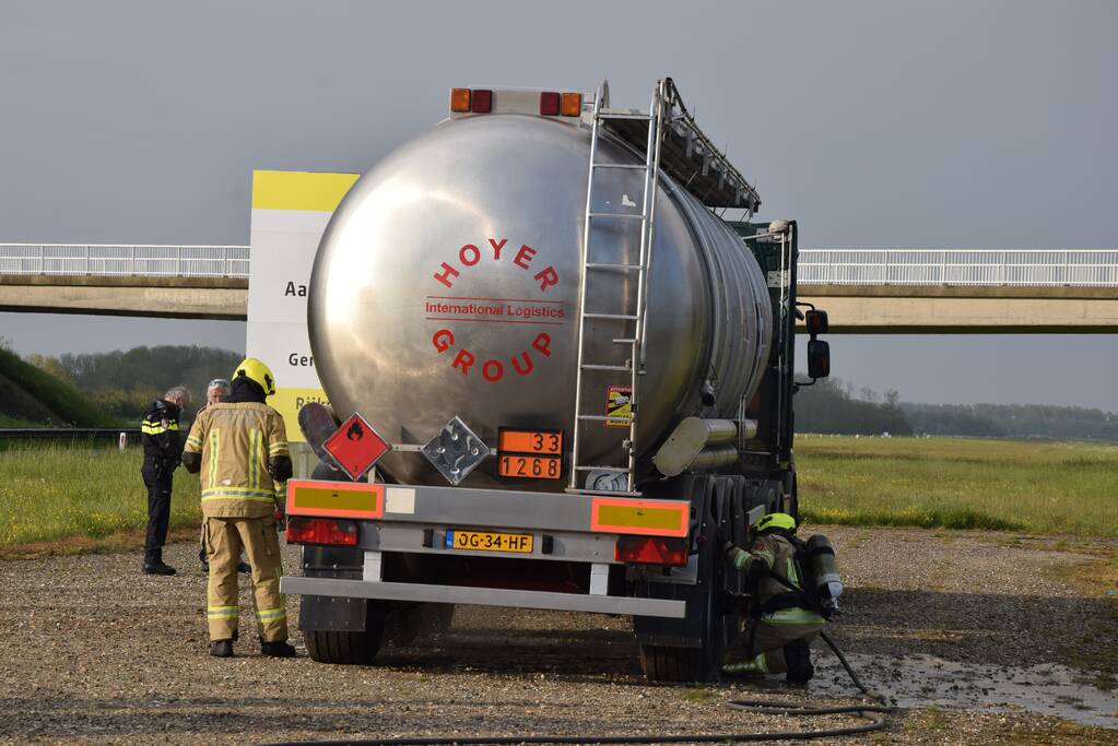 Vrachtwagen met brandbare stof rookt