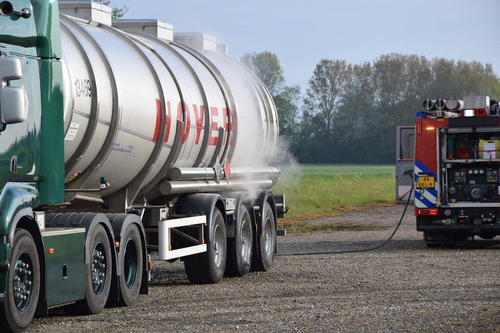 Vrachtwagen met brandbare stof rookt