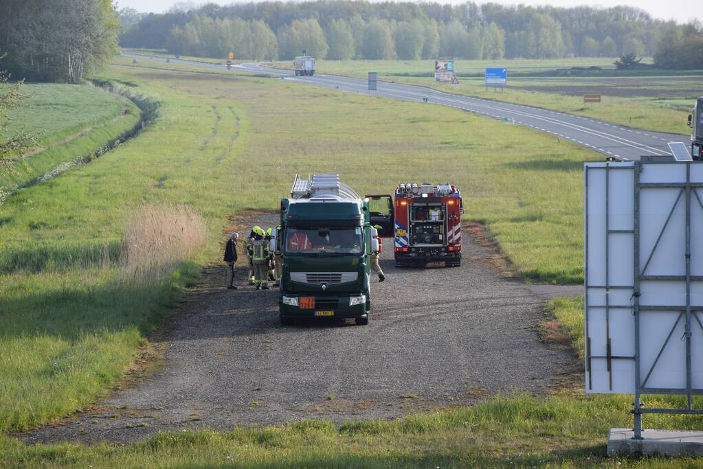 Vrachtwagen met brandbare stof rookt