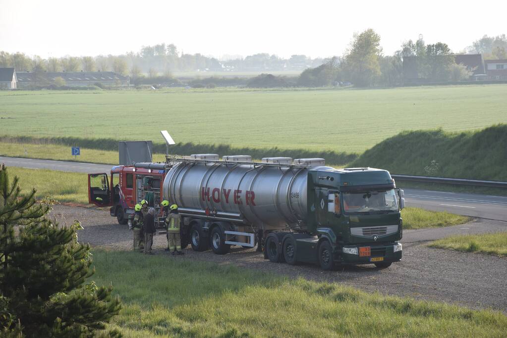 Vrachtwagen met brandbare stof rookt