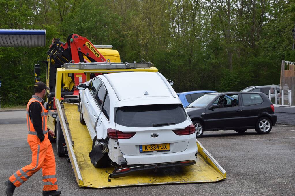 Veel schade bij botsing bij tankstation