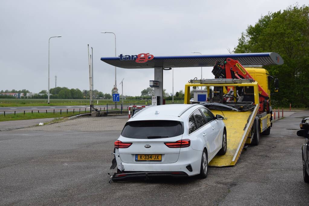 Veel schade bij botsing bij tankstation
