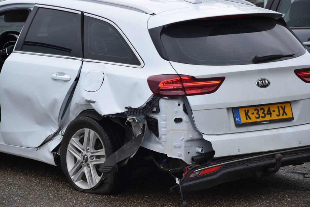 Veel schade bij botsing bij tankstation