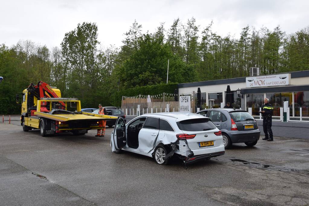 Veel schade bij botsing bij tankstation