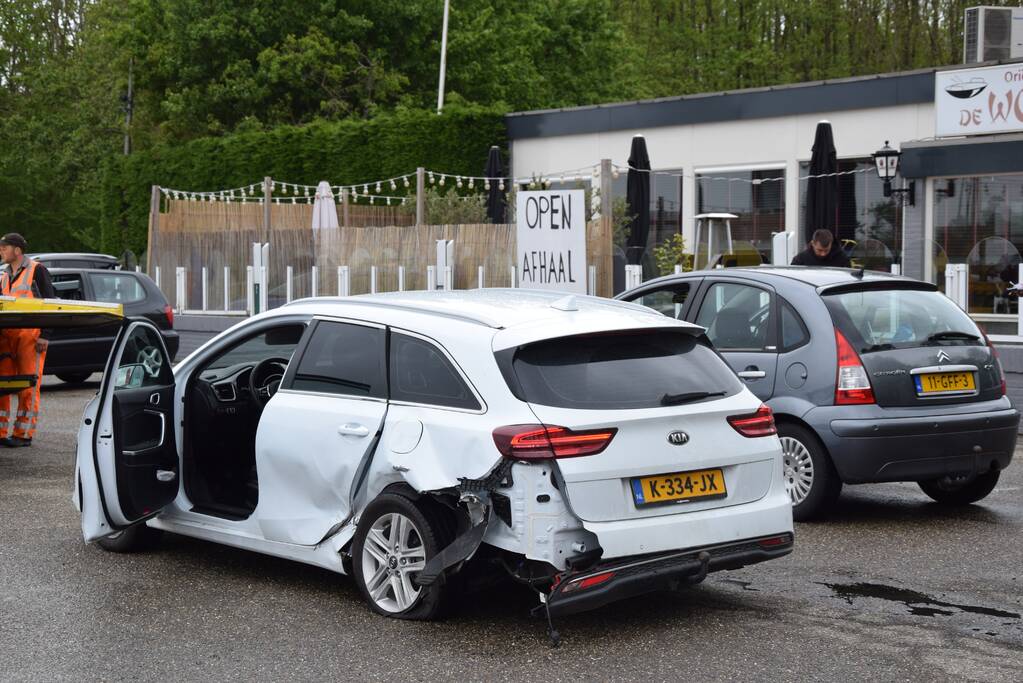 Veel schade bij botsing bij tankstation