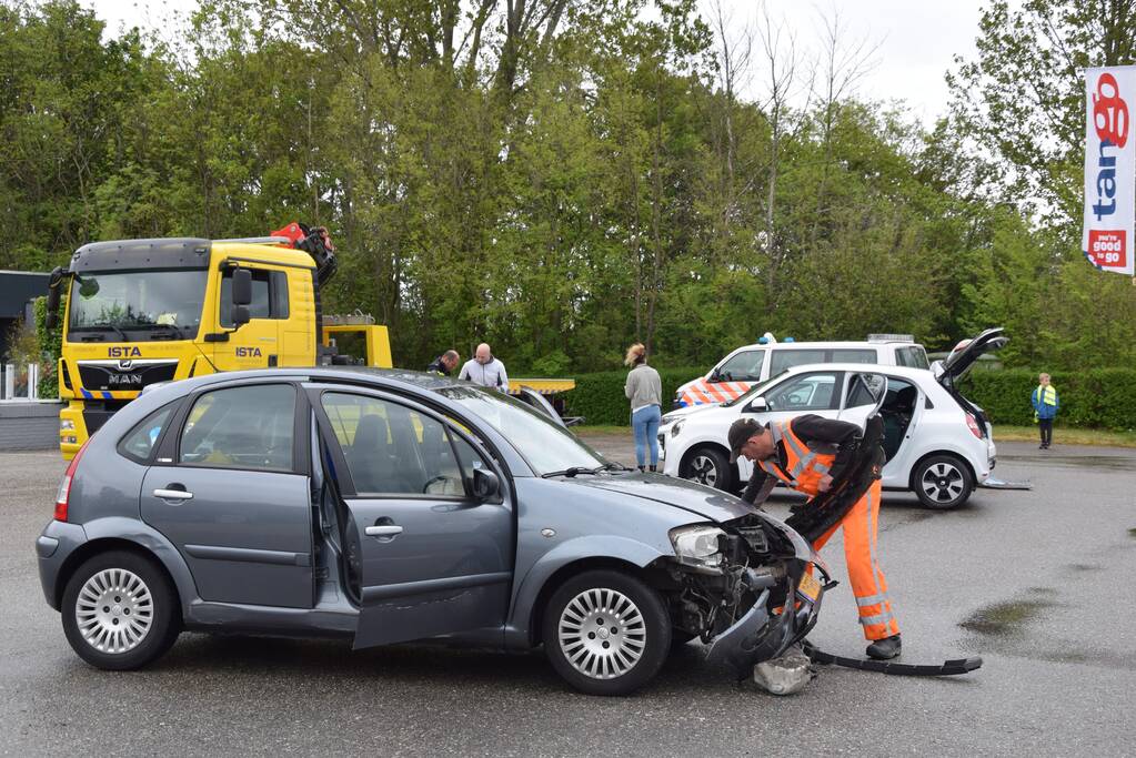 Veel schade bij botsing bij tankstation