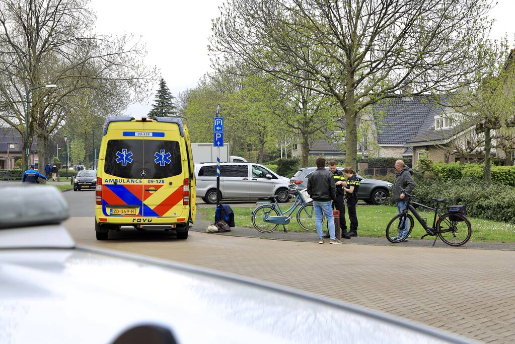 Fietsster geschept door auto