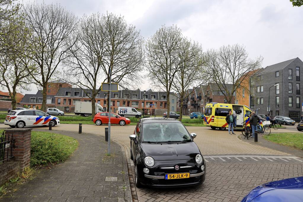 Fietsster geschept door auto