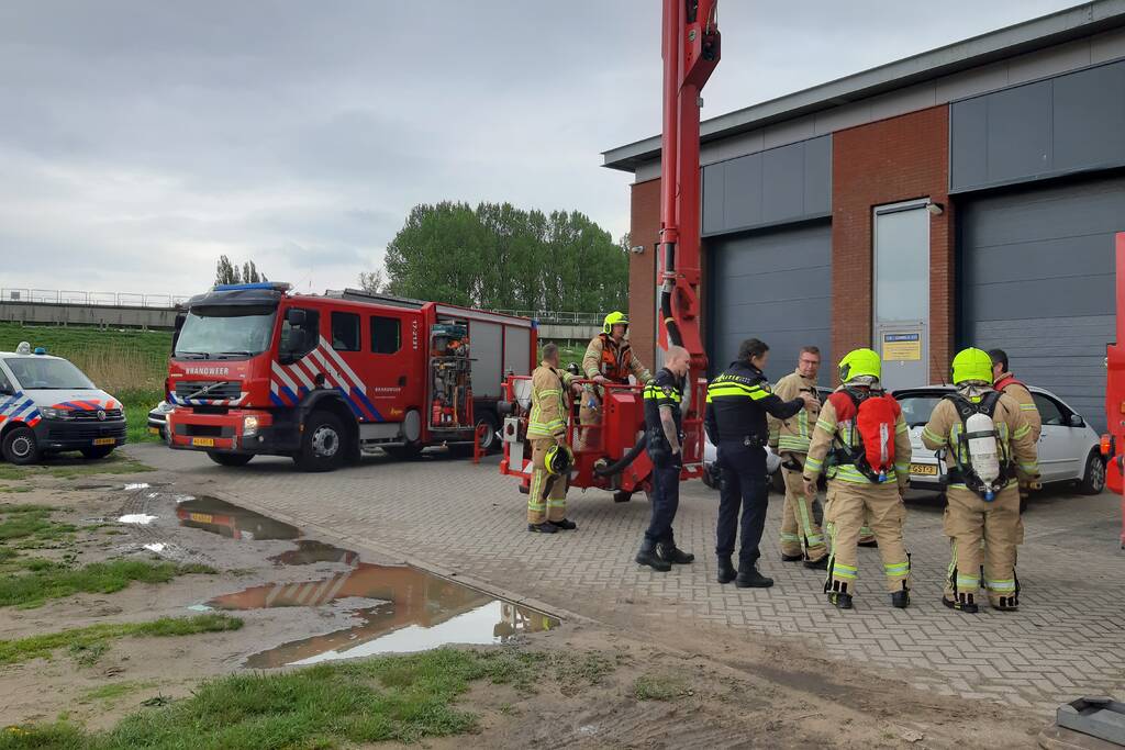 Onderzoek naar rook in loods