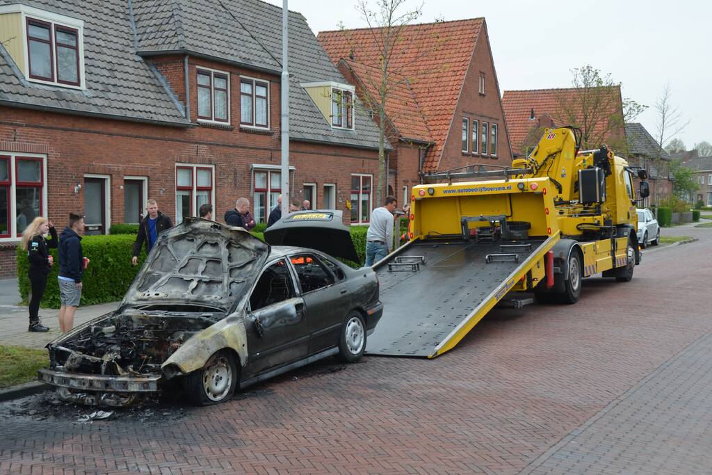 Auto vliegt tijdens rijden in brand