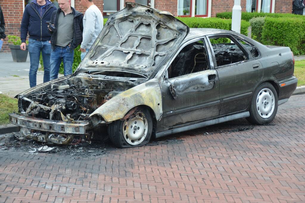 Auto vliegt tijdens rijden in brand