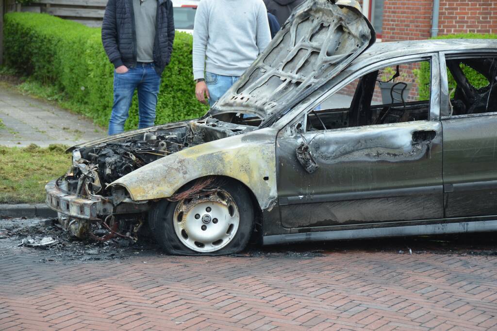 Auto vliegt tijdens rijden in brand