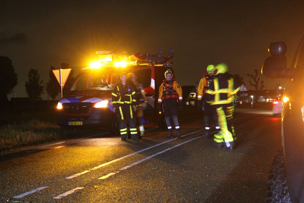 Auto te water, meerdere gewonden