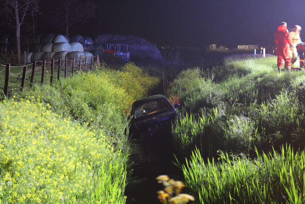 Auto te water, meerdere gewonden