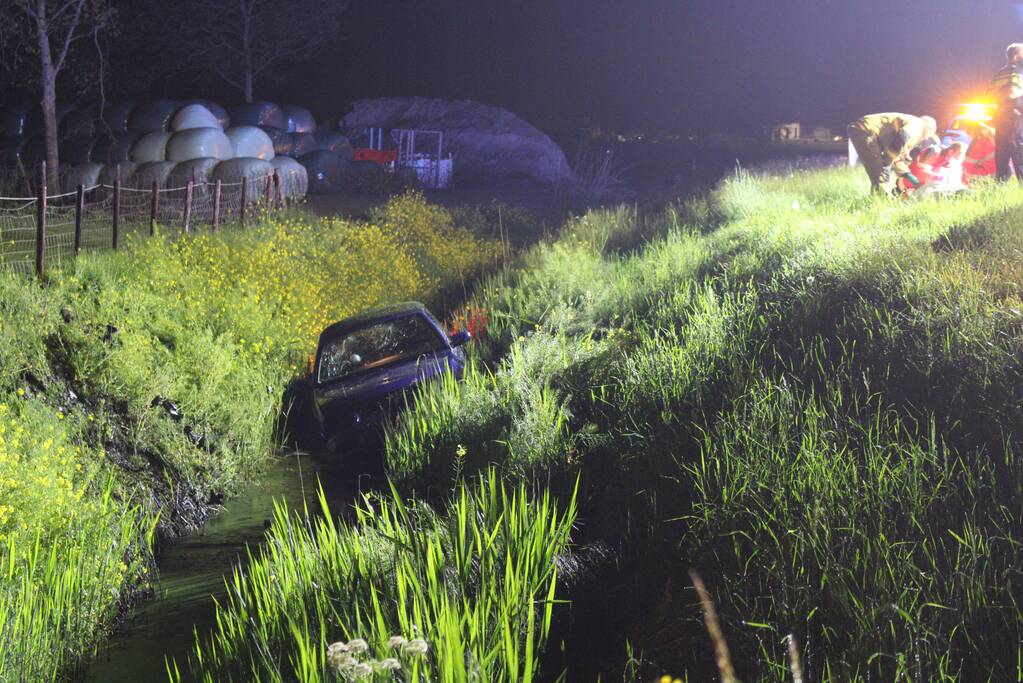 Auto te water, meerdere gewonden