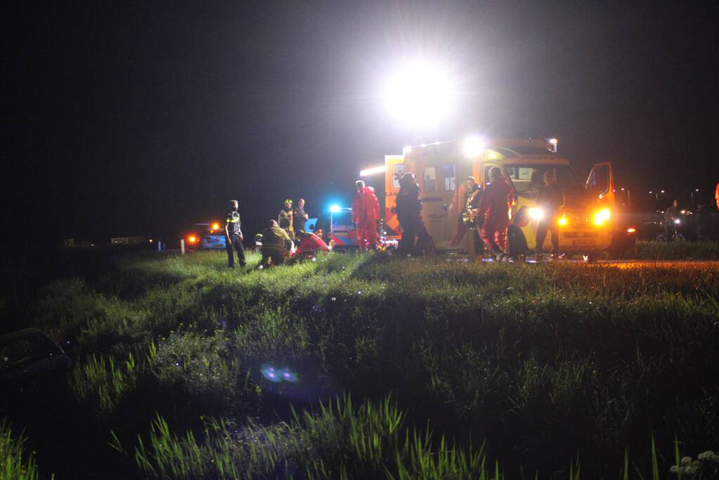 Auto te water, meerdere gewonden