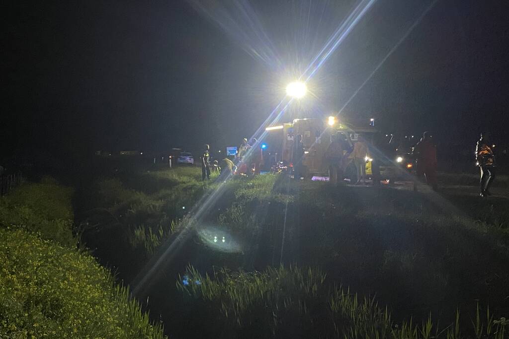 Auto te water, meerdere gewonden