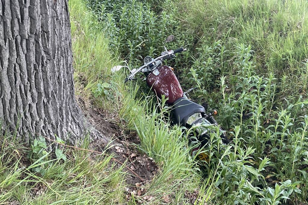 Motorrijder belandt in sloot en raakt gewond