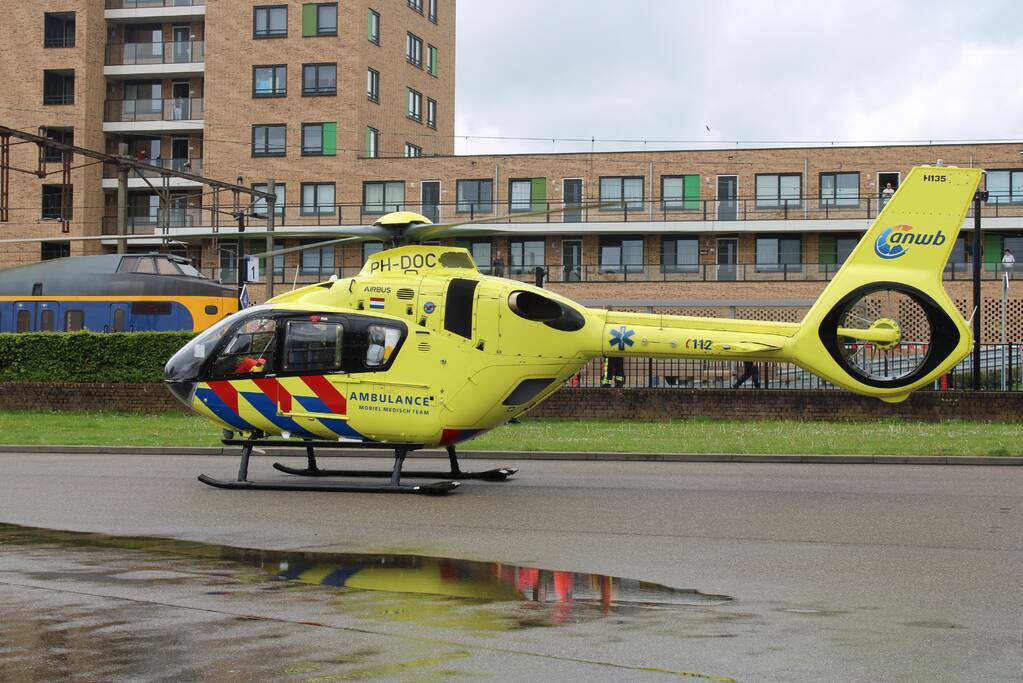 Persoon zwaargewond bij aanrijding op station