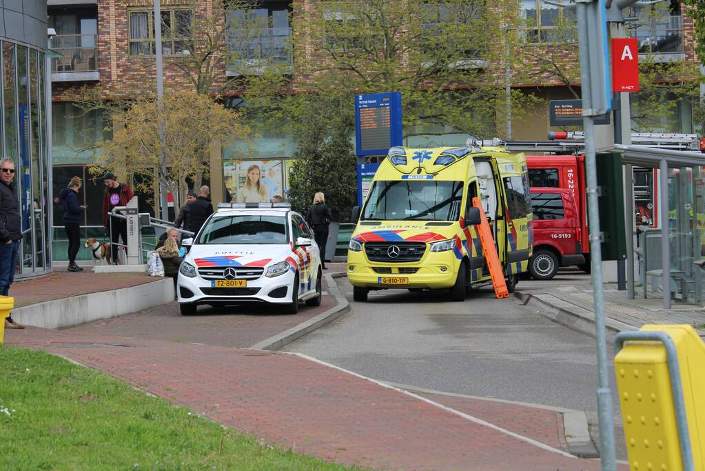 Persoon zwaargewond bij aanrijding op station
