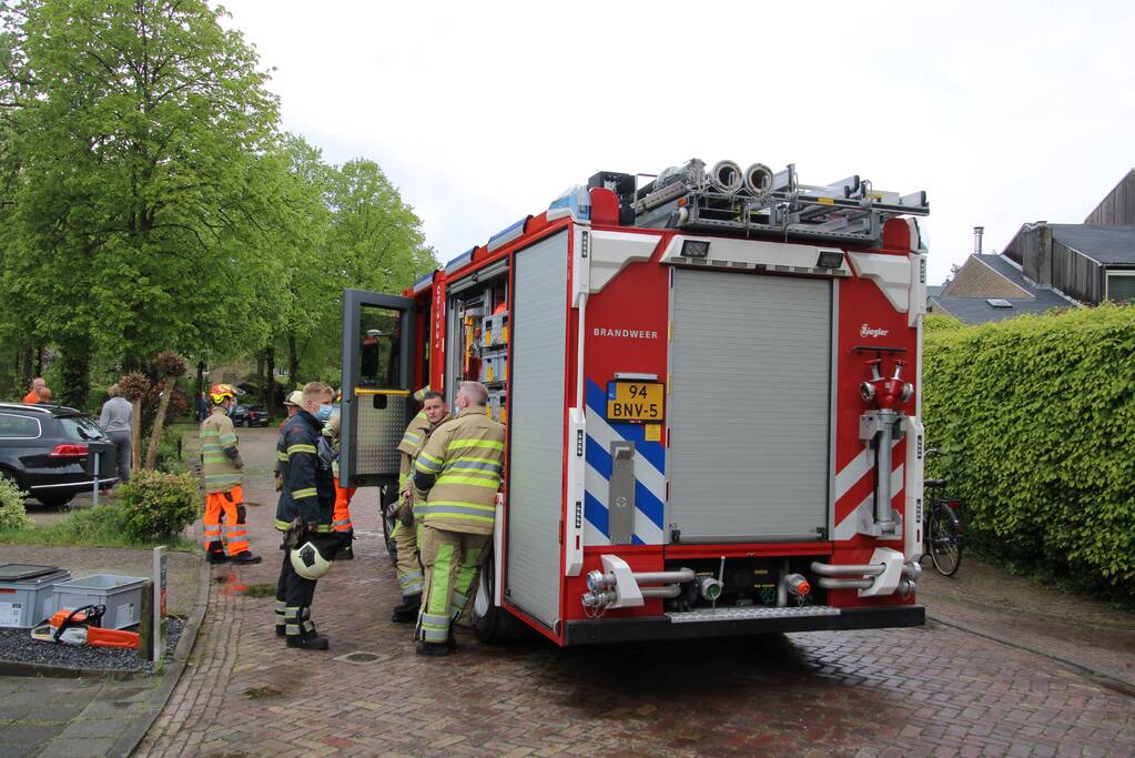 Brandweer zaagt boom in stukken