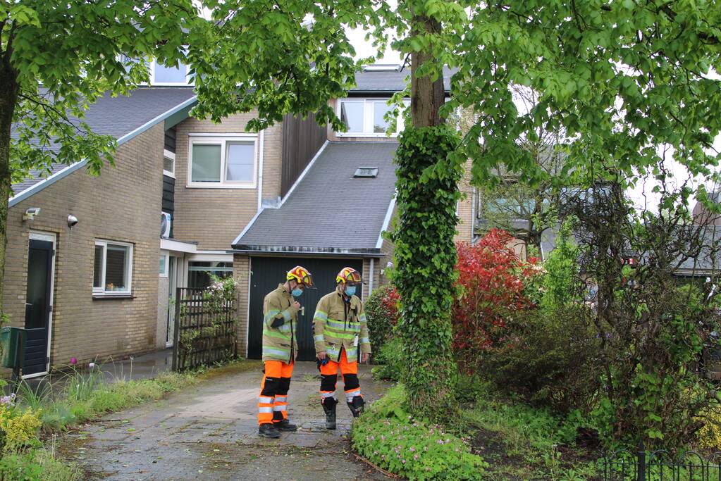 Brandweer zaagt boom in stukken