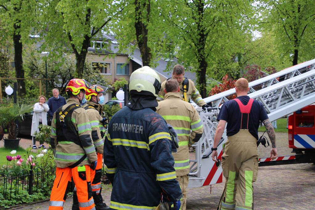 Brandweer zaagt boom in stukken