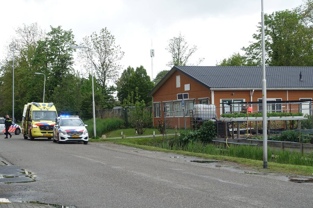 Persoon zwaargewond op volkstuinencomplex