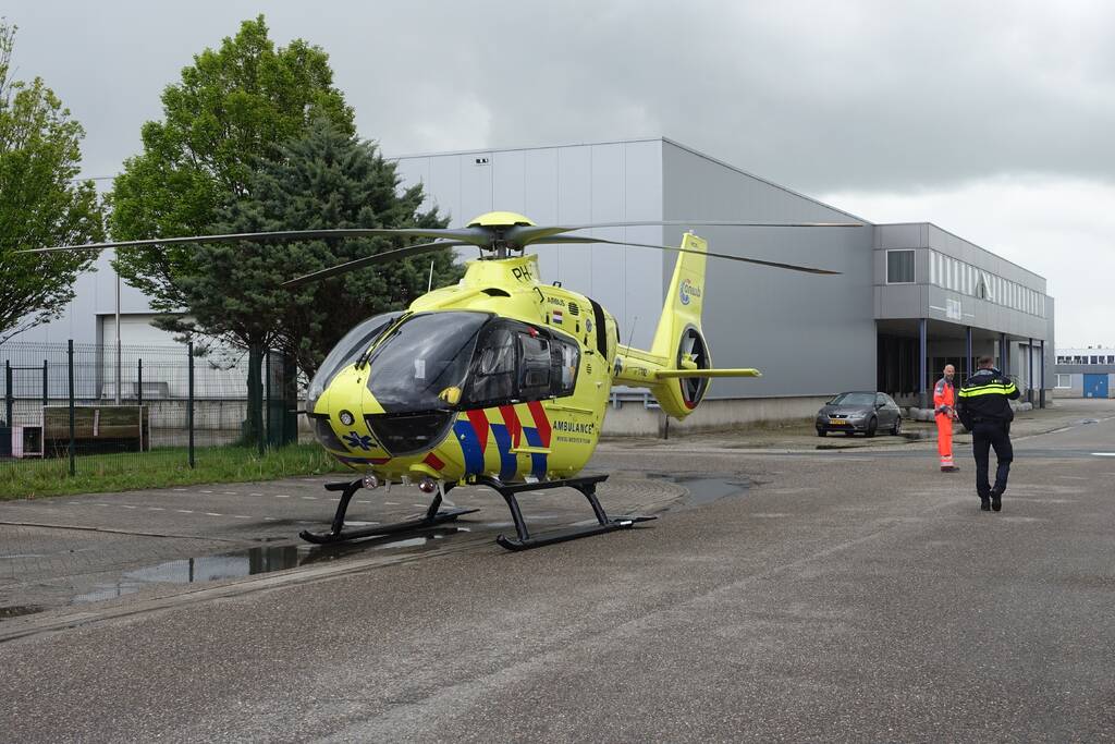 Persoon zwaargewond op volkstuinencomplex