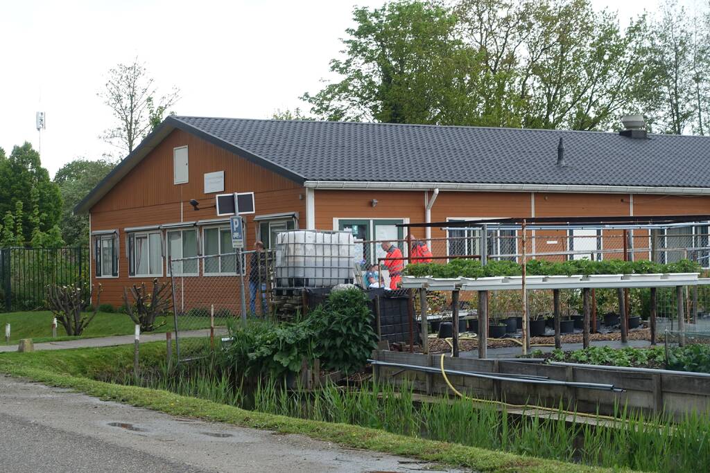 Persoon zwaargewond op volkstuinencomplex