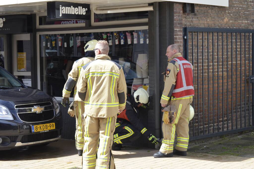 Brandweer verricht metingen na gaslucht