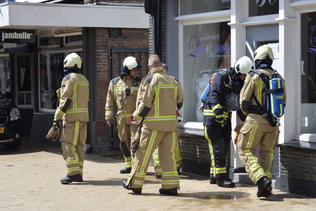 Brandweer verricht metingen na gaslucht