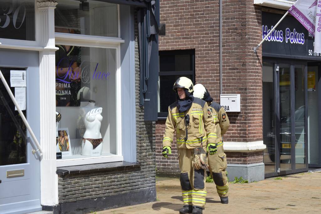 Brandweer verricht metingen na gaslucht