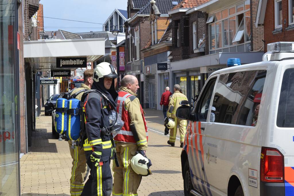 Brandweer verricht metingen na gaslucht
