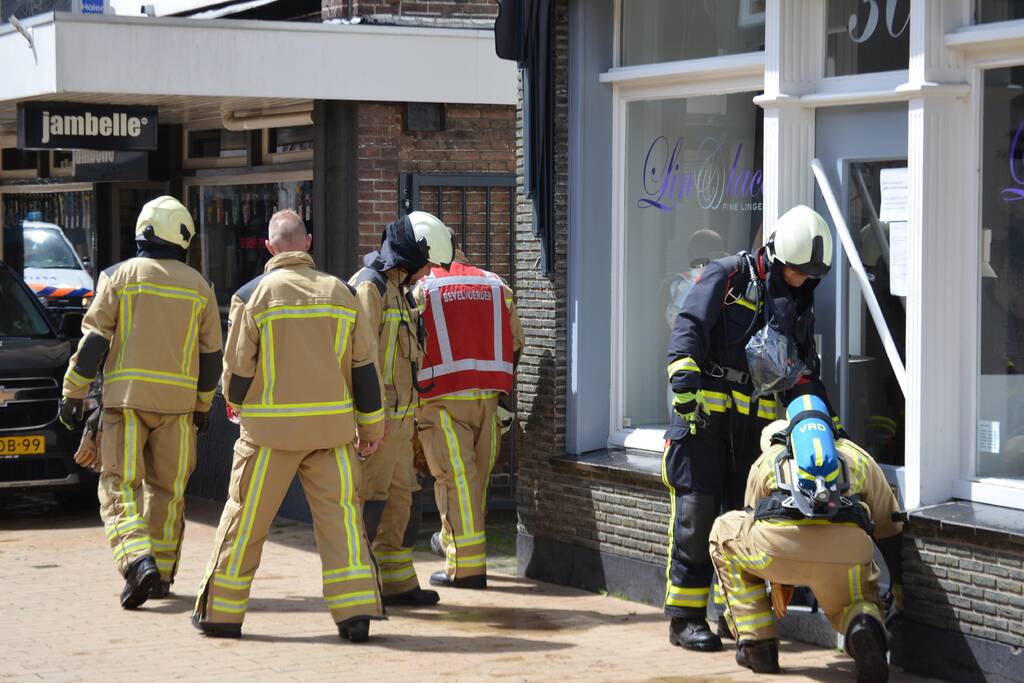 Brandweer verricht metingen na gaslucht