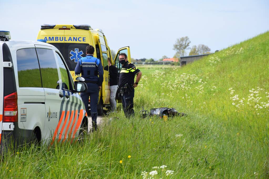 Persoon ten val met scooter